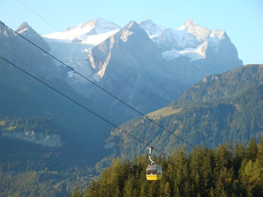 Aussicht vom Balkon in die Bergen 