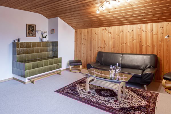 Wohnzimmer mit Kachelofen