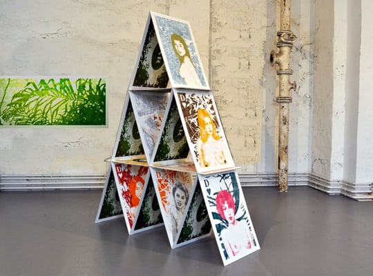 Asta Rode Naked Truth, Rauminstallation, 260 x 70 x 180 cm, 15 Karten 70 x 100 in 3 Lagen gestapelt, 2011 - 2012