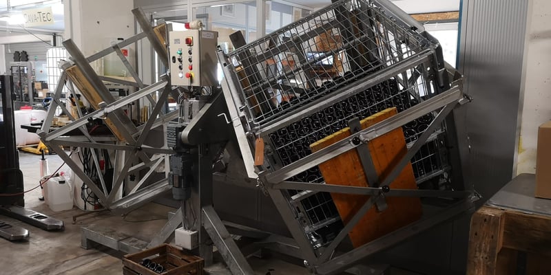 Unsere Flaschen im Rüttelpult. Hier werden sie in regelmässigen Abständen sorgfältig gedreht, damit das Hefedepot in den Flaschenhals rutscht. 