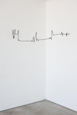 Beate Gärtner | Raum-Herzschlag,  | 2014 | Stahl | 25x100x55cm | Foto@Matthias Weber