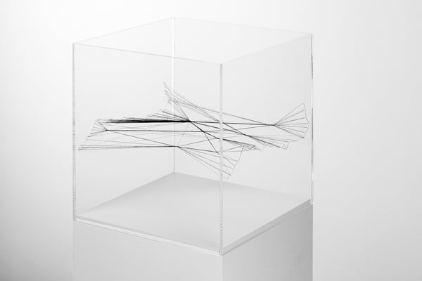 Beate Gärtner | Zwischen Google Maps und GPS I | 2017 | plexiglas_thread_MDF_varnish | 135x35x35cm | Foto@Bernhard Rieks