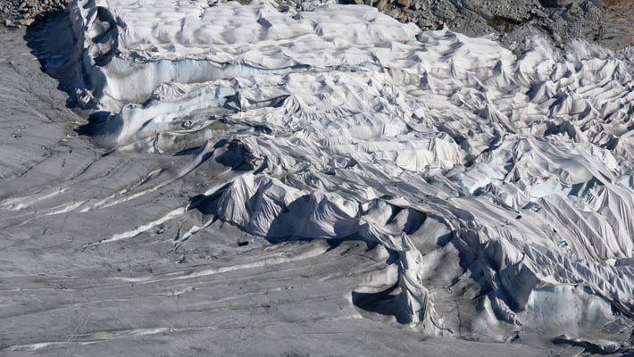 Die Gletscherzunge ist mit Tüchern abgedeckt
