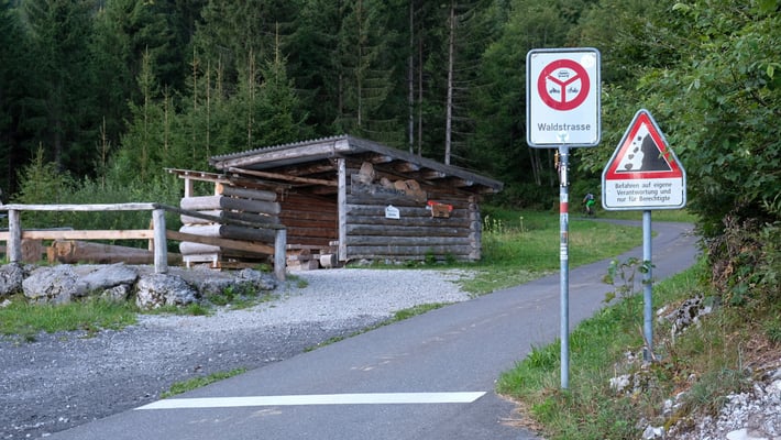 Start beim Parkplatz Schwändi. Die ersten paar hundert Meter geht man auf Asphalt.
