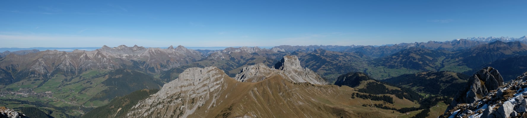 Aussicht nach Norden und Osten. Von Château-d'Oex bis zu Eiger, Mönch und Jungfrau