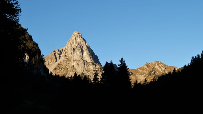 Kaum gestartet sieht man schon ein erstes Mal die Pointes de Sur Combes (links)