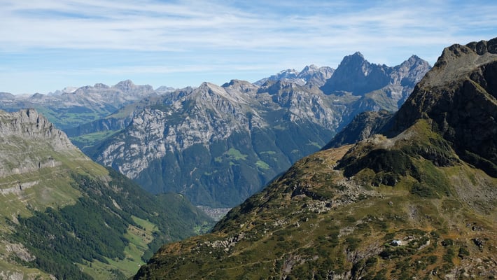 Aussicht nach Osten. Im Tal unten sieht man Erstfeld.
