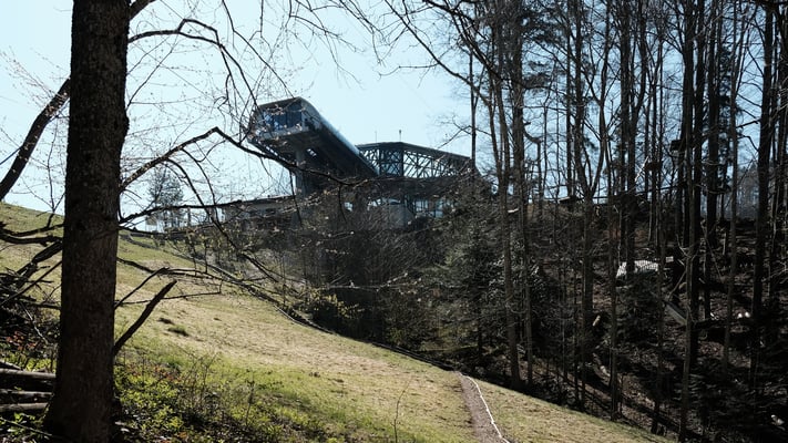 Die Grenze verläuft unter der Bergstation durch. Diese ist auf Waldenburger Boden.