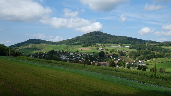 Bretzwil mit dem Brang dahinter