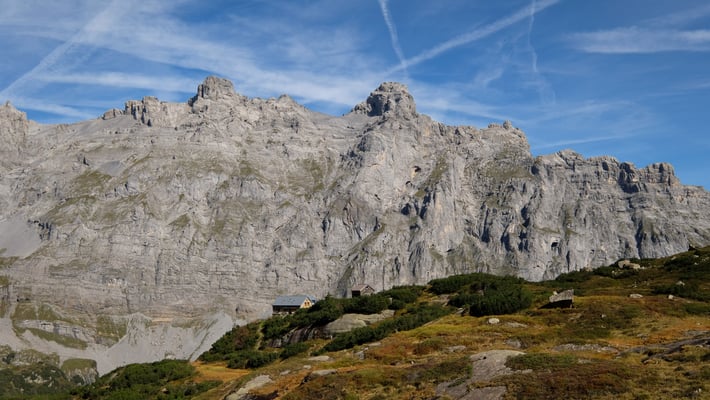 Die Kröntenhütte vor dem Älplistock und dem Fläugenfadhorn