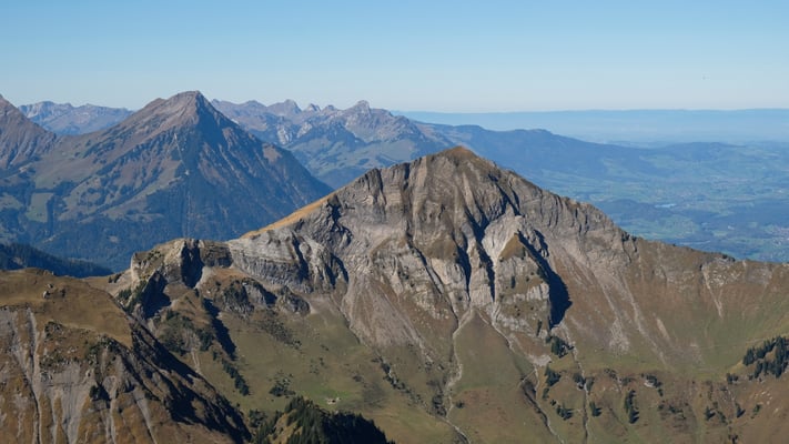 Das Morgenberghorn, links dahinter der Niesen und dahinter das Stockhorn