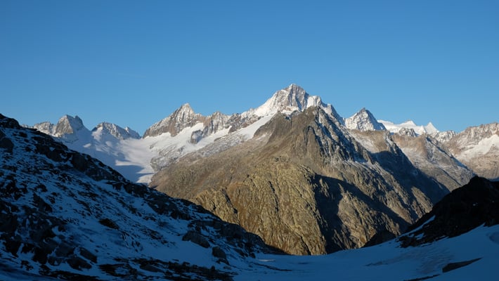 In der Mitte ist das Finsteraarhorn
