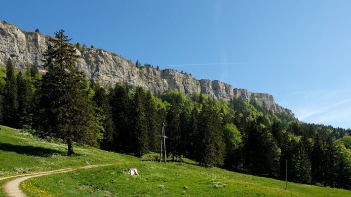 jetzt geht's unter den Fels durch zurück