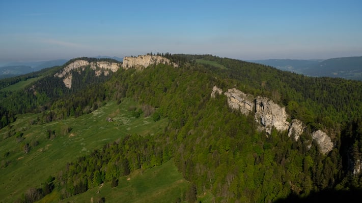 Über den Grat der Küferegg (rechts) geht die Wanderung weiter bis ganz nach vorne zum Obergrenchenberg