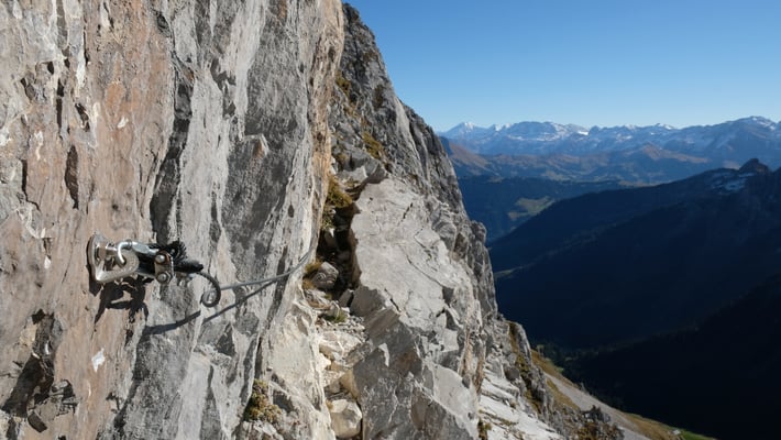 Zum Glück gibt es Kletterhilfe in Form von Kabeln und Seilen