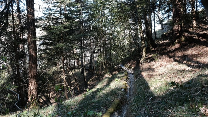 Dieser Kanal führt das Wasser zum Wasserfall