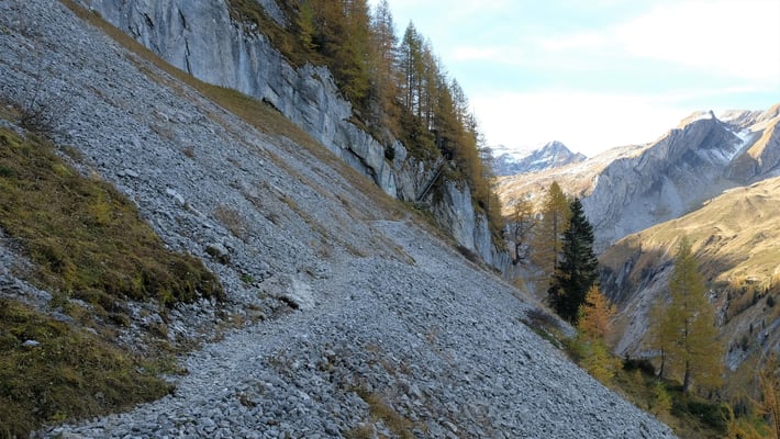 Nach der Leiter ist der Weg über mehrere hundert Meter recht ausgesetzt ...