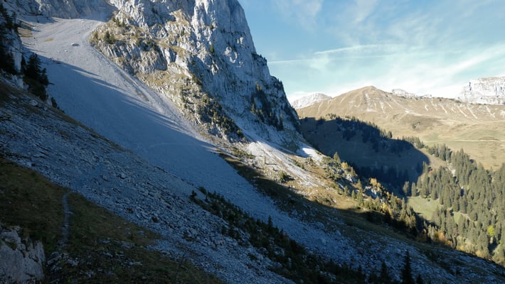 Der Wanderweg führt über das Geröllfeld der Pointes de Sur Combe