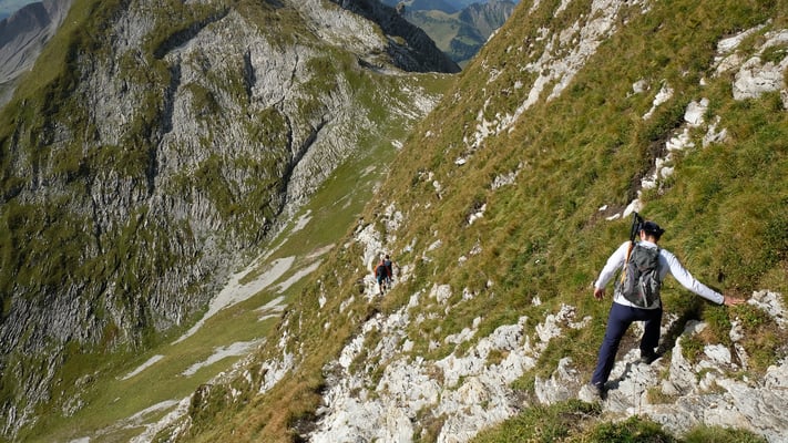 Der Abstieg über die Südflanke ist zuerst steil ...