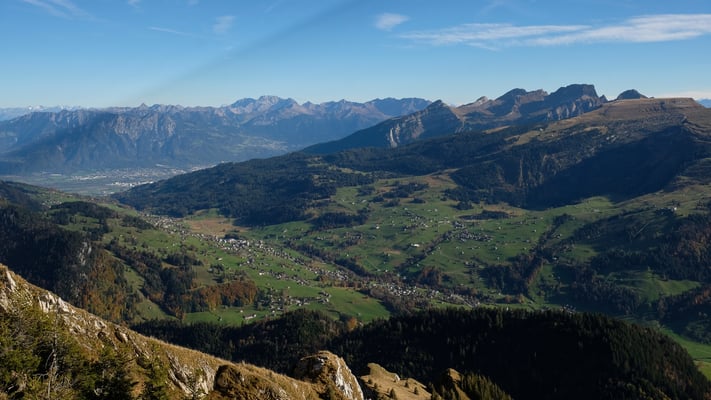 Wildhaus und dahinter das Rheintal