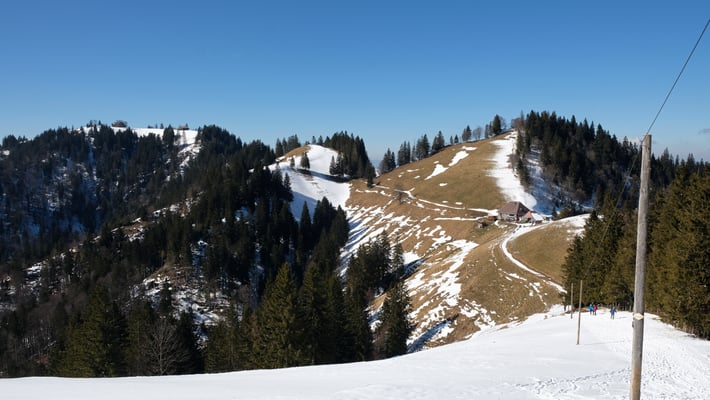 Rechts die Stächelegg. Das Beizli war sehr gut besucht an diesem herrlichen Frühlingstag.