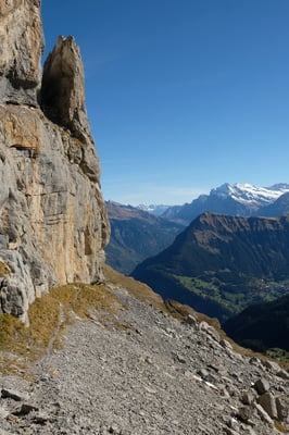 der Wanderweg führt am Fuss der Lobhörnern entlang