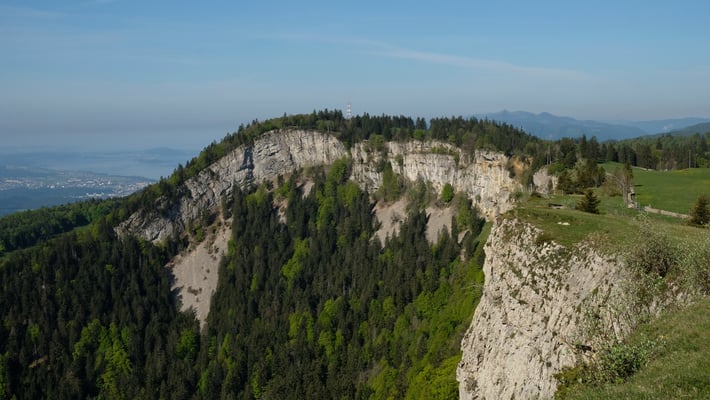 Der Abstieg durch die Felsen ist unterhalb der Antenne zu erahnen