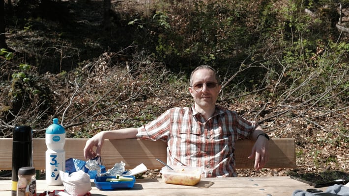 Nach über 8 Stunden mache ich die erste und einzige grosse Pause. Meine Frau bringt mir Speis und Trank zum schönen Bänkli oberhalb des Waldfestplatzes, gleich am Bann. 