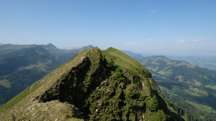 Der Felsen im Vodergrund ist der Hängst. Dahinter mit dem Gipfelkreuz der Schimbrig.