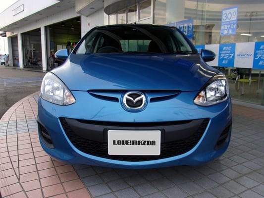 正面からの画像 最近のマツダ車共通のグリルが採用されています。