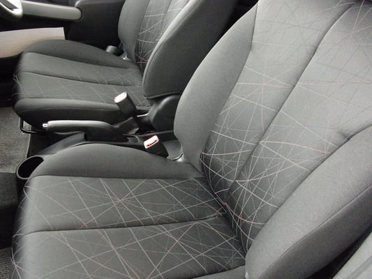 フロントシートは専用設計のネットシート。軽量化と乗り心地を両立させています。