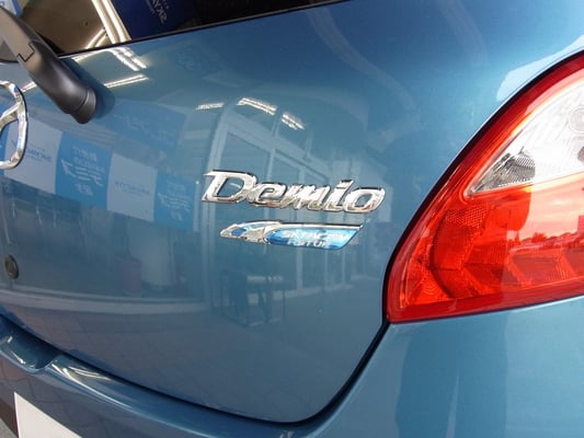 「SKYACTIV」と「i-stop」オーナメントが光ります。