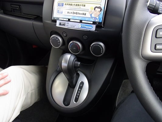 ナビ部分の下にメッキパーツが追加されています。