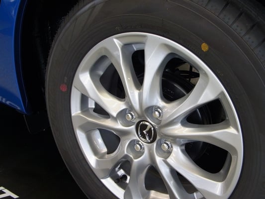 スポーティパッケージは185/65R15タイヤ&15インチアルミホイールを装着。