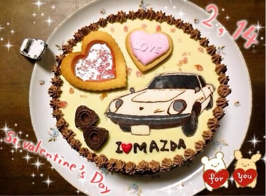 26枚目は松田礼奈様のコスモスポーツのバレンタインケーキ。ミニロータリーチョコも！