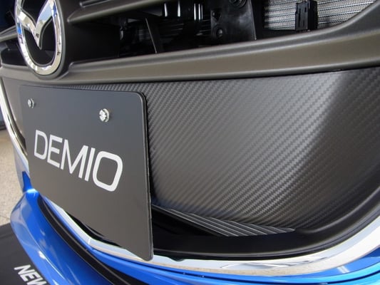 フロントグリルにはカーボン調の加工が施されています。