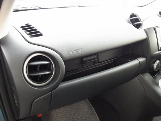 再度エアコンの吹き出し口の配色がシルバーからブラック+シルバーリングとなり、シックなイメージに。