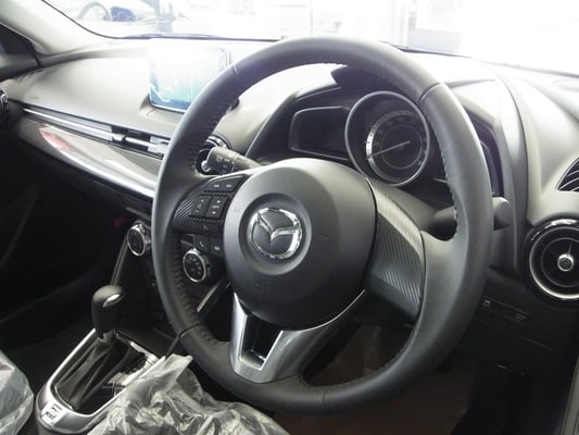 スポーティパッケージはステアリング・シフトノブ・パーキングブレーキレバーが本革巻になります。