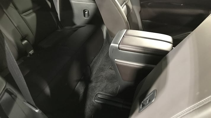 3列目シートへはラゲッジルーム側からシートバックのレバーまたはストラップを引くだけでヘッドレストが簡単に畳め、前方へ倒せます。