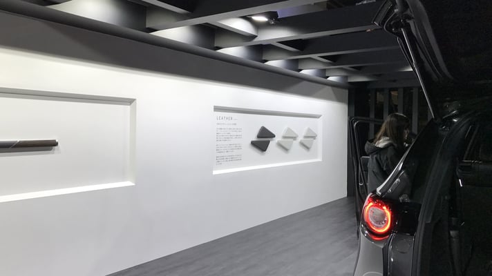 本杢パネルとナッパレザーは個別に展示されています