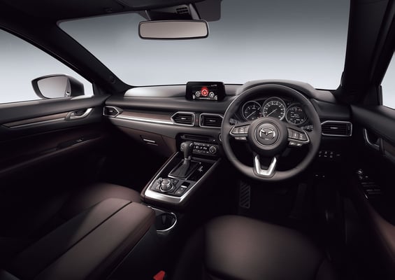 新型「マツダ CX-8」 XD L Package ディープレッド内装
