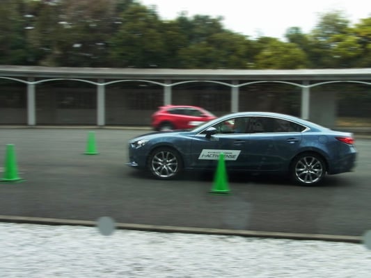 「20キロ程で走ってください」散々止まると聞いていても、止まるのを何度も目の前で見ていても「ブレーキを踏まない」事は勇気が要ります！