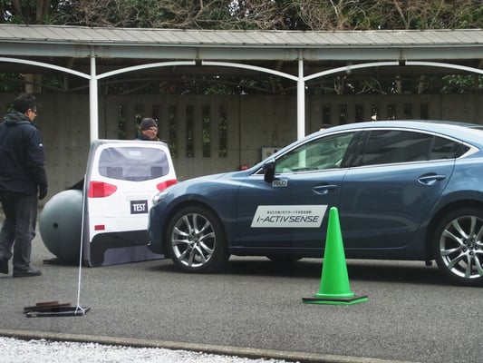 障害物が目の前！思わず「うぁ～、うっそぉ～」と声が出てハンドルを切りそうになったその時！「ピピピピッ」と音がして車が停車！