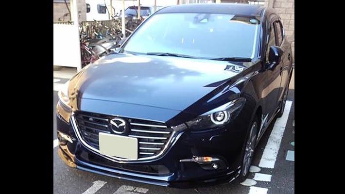 40枚目もE様のアクセラです。背景の映りこむ美しいボディにE様の「愛」を感じます。