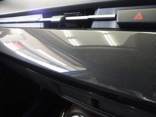 インパネデコレーションパネルはグロスブラック。カーボン調のテクスチャが施されています。