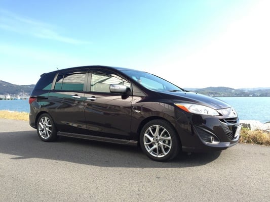 34枚目はmaromayuge様より。 ラディアントエボニーマイカのプレマシーに、特別仕様車のセレーブルのドアミラーカバーが装着され上品さがアップしています。 このアレンジは、デミオなどでもドアミラーガーニッシュと濃色の組み合わせなどで実現可能な「上品アレンジ」ですね＾＾