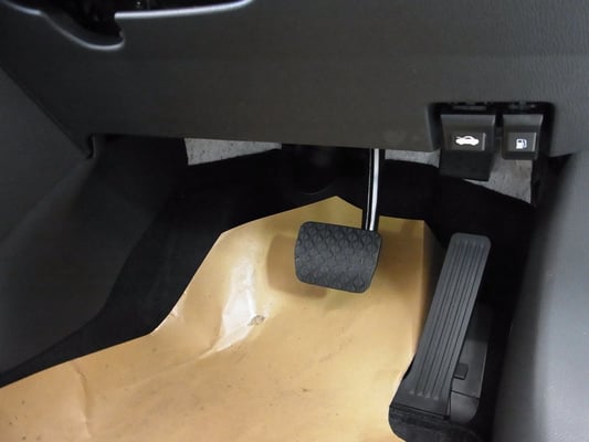 アクセルにはオルガンペダルを採用。DEに比べ足元の空間がぐっと広くなり、自然なドライビングポジションをとることが出来ます。