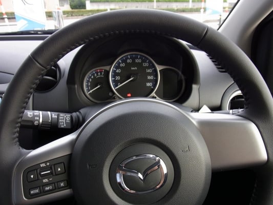 運転席。メーターカラーは専用色です。