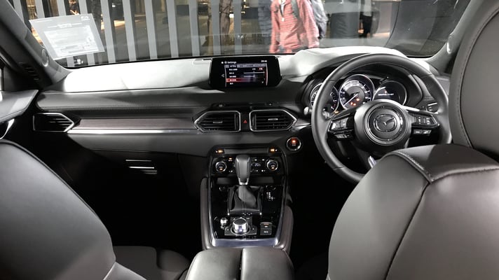 CX-5をベースにしつつ、ぐっと質感を増したコンソールパネルやシフトノブ部分。本杢やナッパレザーが活きています。ナッパレザーのディープレッドは、カタログで見るよりずっと落ち着いた色でした。