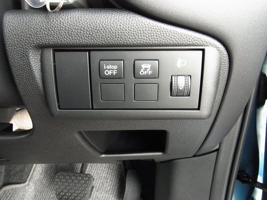 i-stop 横滑り防止装置のOFFボタンと、ロービームのレベリング調整ダイヤル。